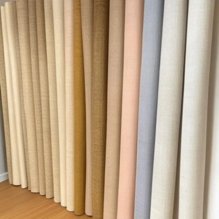 Próbki tkanin o zróżnicowanych kolorach i wzorach ułożone obok siebie